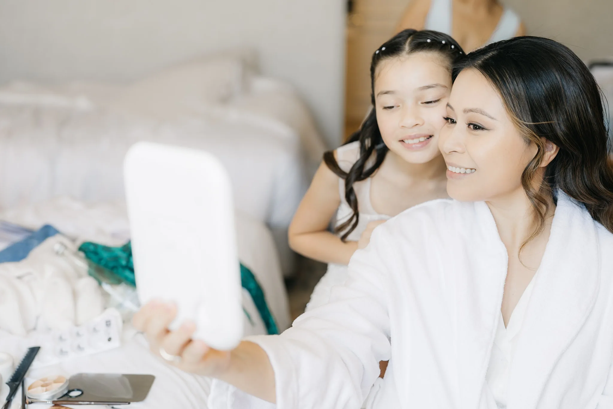 Che sharing a phone photograph with a child during the morning preparations