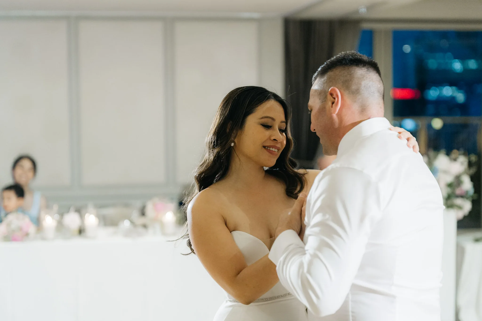 Che and Rob sharing a quiet smile during their first dance