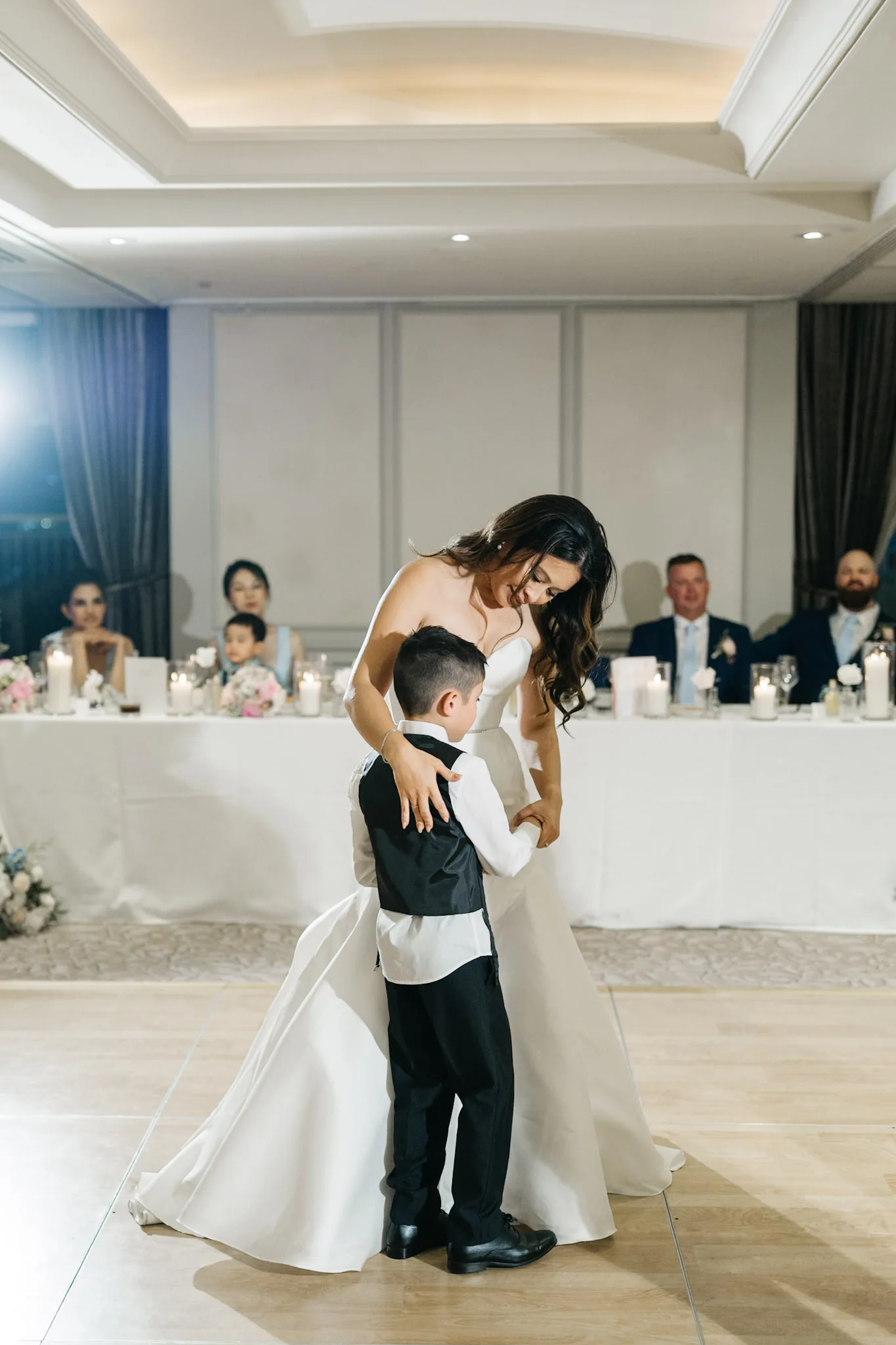 Che dancing with a young guest in the middle of the reception
