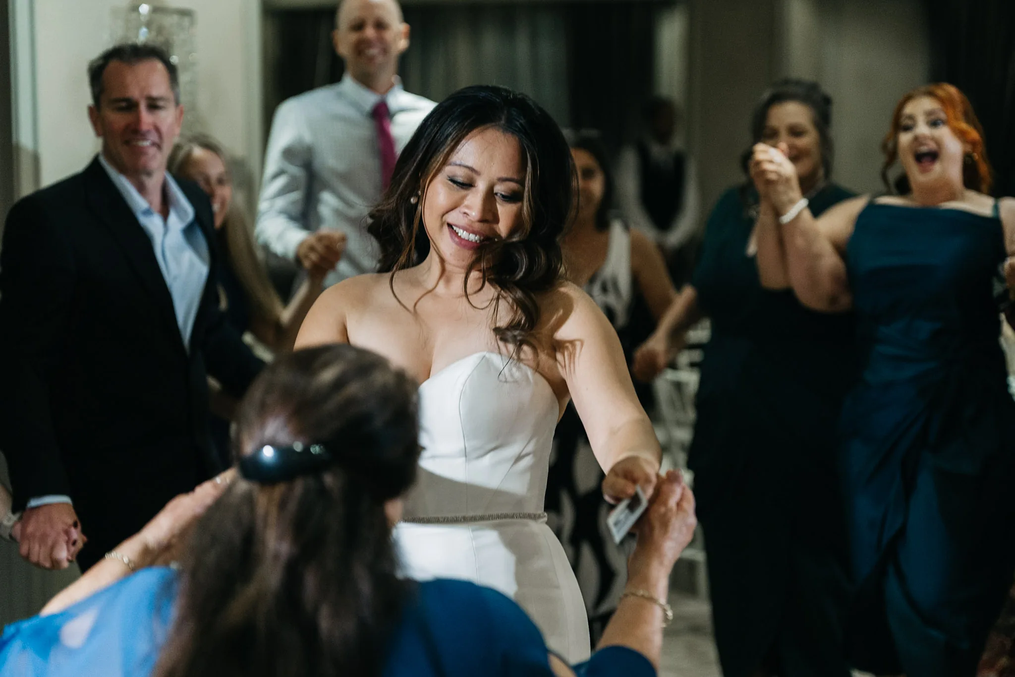 Che laughing with friends on the dance floor