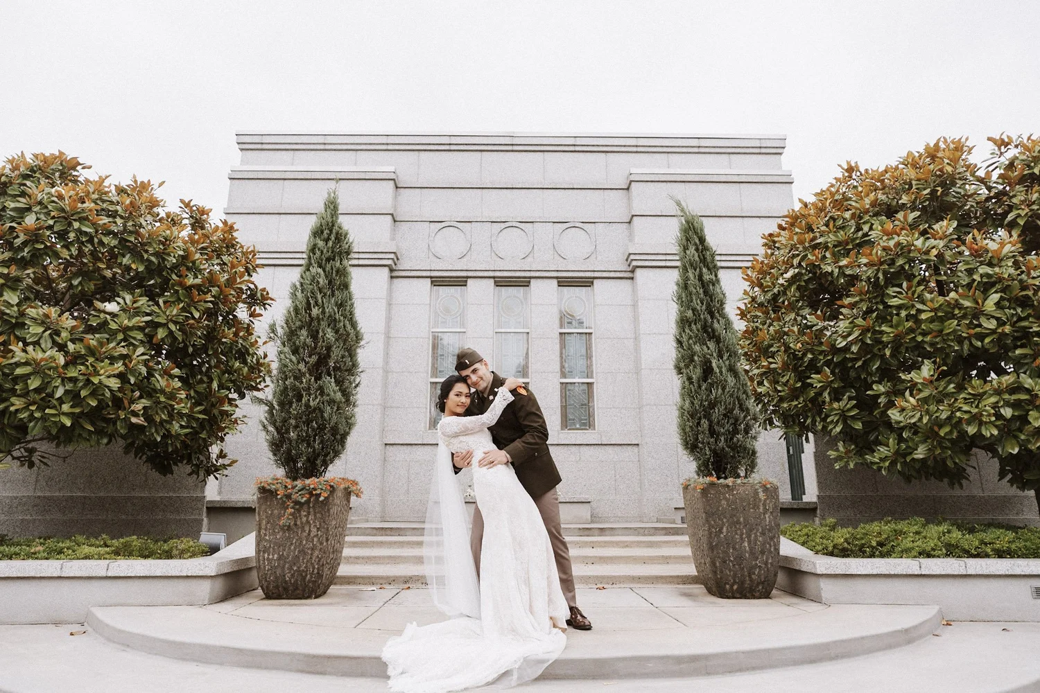 Wedding couple outside a white-columned building