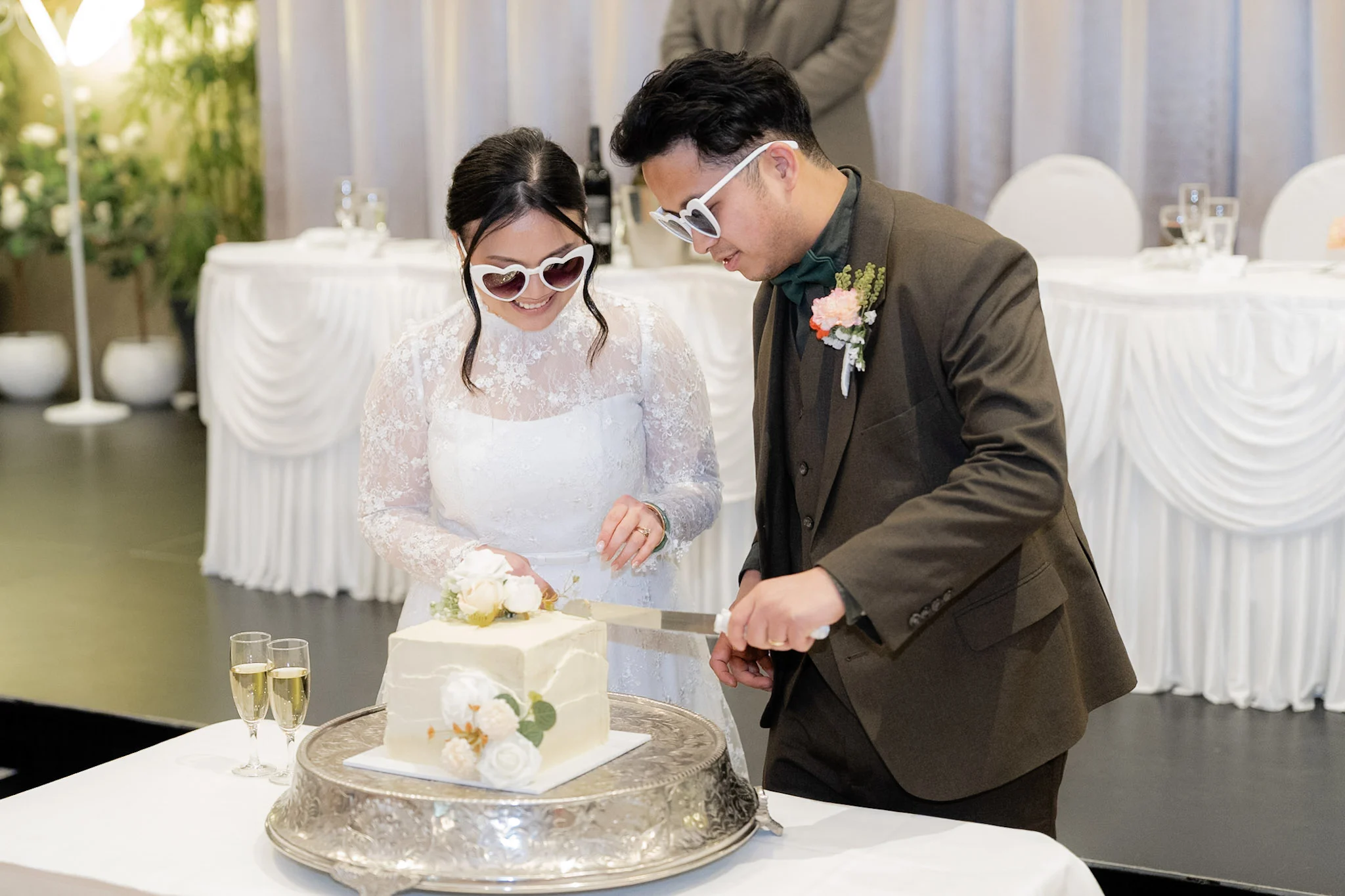 Ron and Joy cutting their wedding cake together